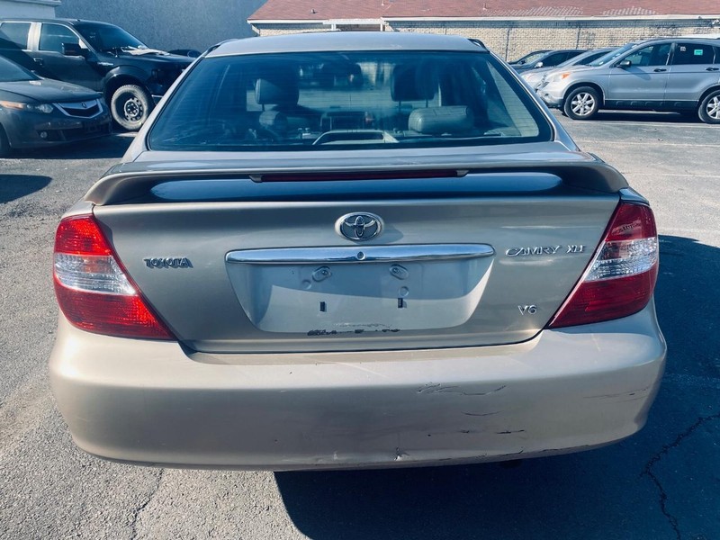 Toyota Camry Vehicle Full-screen Gallery Image 09