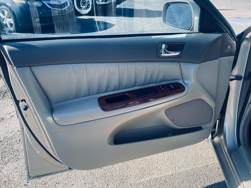 Toyota Camry Vehicle Full-screen Gallery Image 11