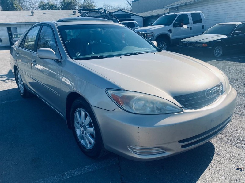 Toyota Camry Vehicle Full-screen Gallery Image 13