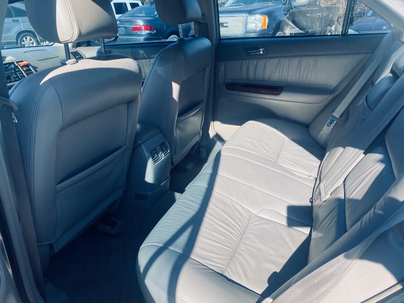 Toyota Camry Vehicle Full-screen Gallery Image 14