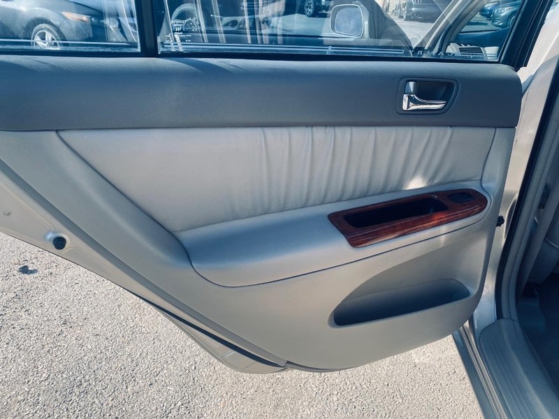 Toyota Camry Vehicle Full-screen Gallery Image 16