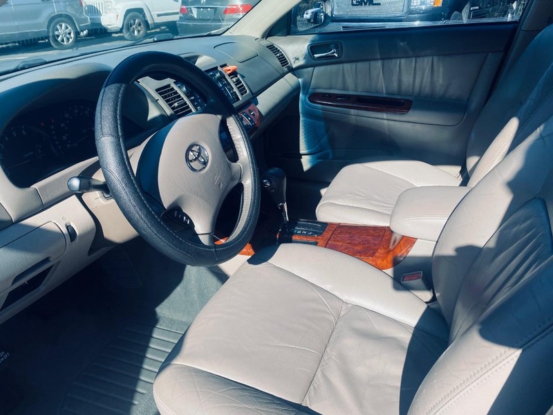 Toyota Camry Vehicle Full-screen Gallery Image 17