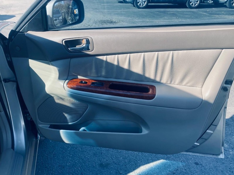 Toyota Camry Vehicle Full-screen Gallery Image 18