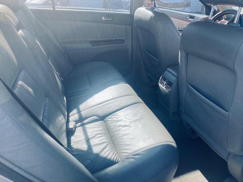 Toyota Camry Vehicle Full-screen Gallery Image 19