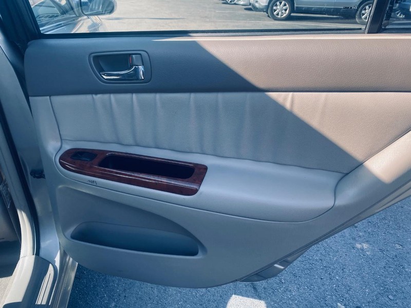 Toyota Camry Vehicle Full-screen Gallery Image 21