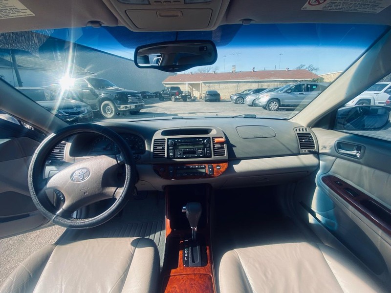 Toyota Camry Vehicle Full-screen Gallery Image 22