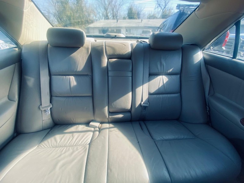 Toyota Camry Vehicle Full-screen Gallery Image 23