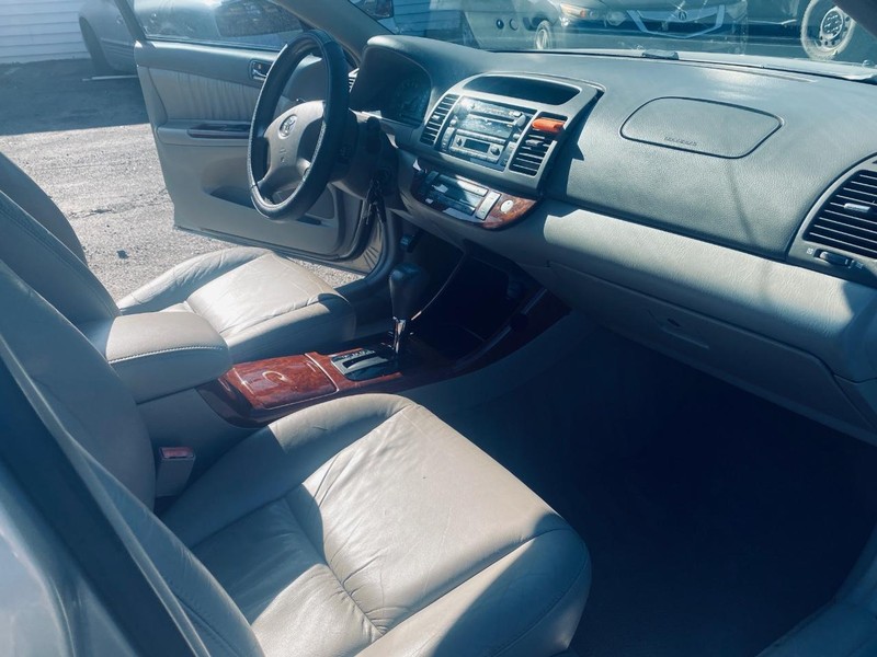 Toyota Camry Vehicle Full-screen Gallery Image 24