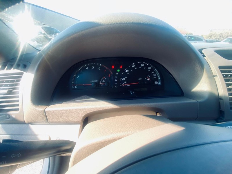 Toyota Camry Vehicle Full-screen Gallery Image 26