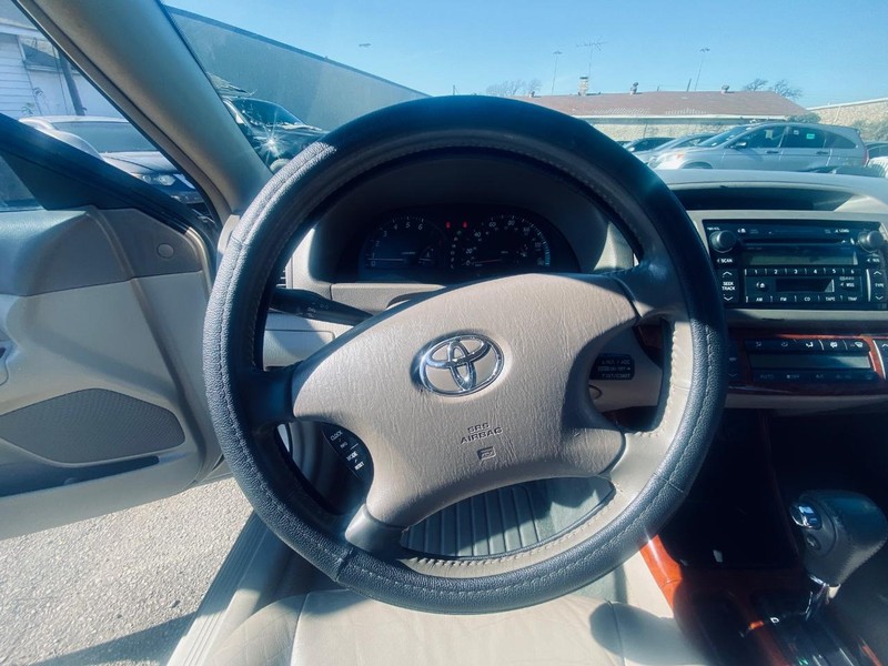 Toyota Camry Vehicle Full-screen Gallery Image 27