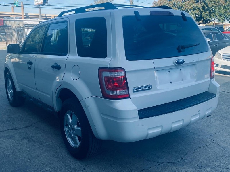 Ford Escape Vehicle Full-screen Gallery Image 03