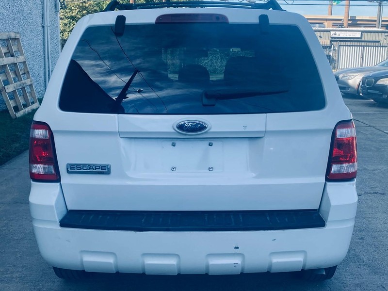 Ford Escape Vehicle Full-screen Gallery Image 04