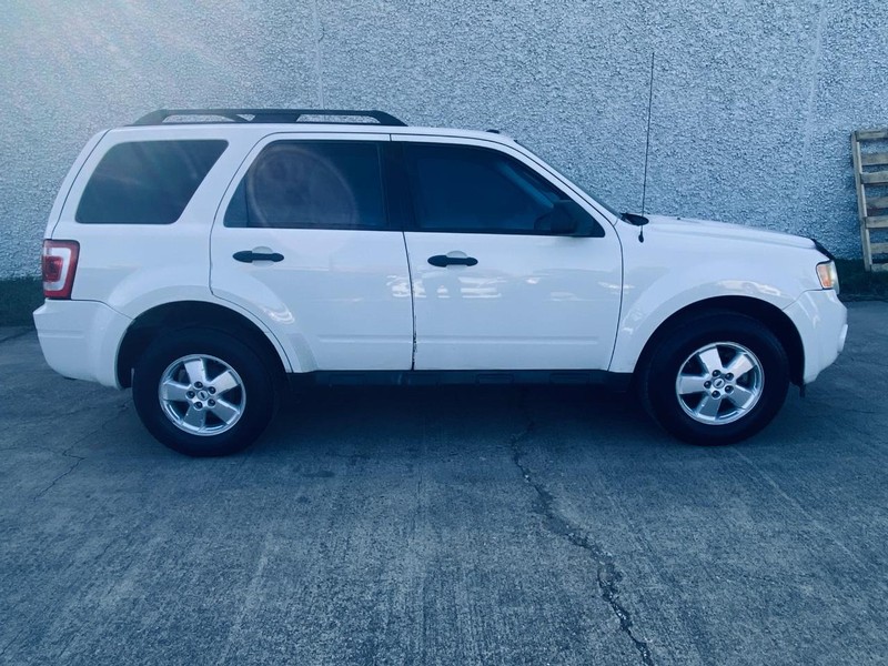 Ford Escape Vehicle Full-screen Gallery Image 07