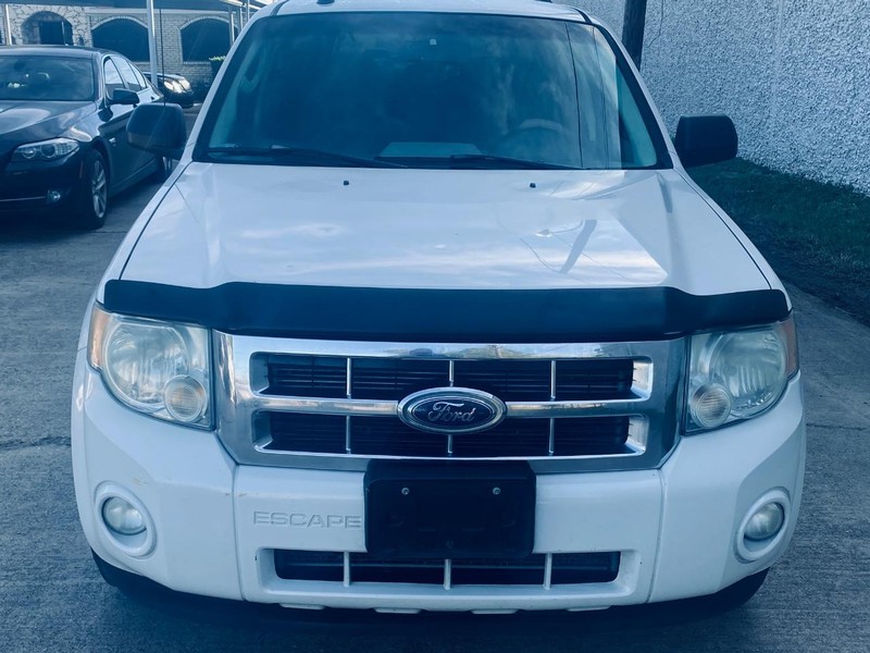 Ford Escape Vehicle Full-screen Gallery Image 09