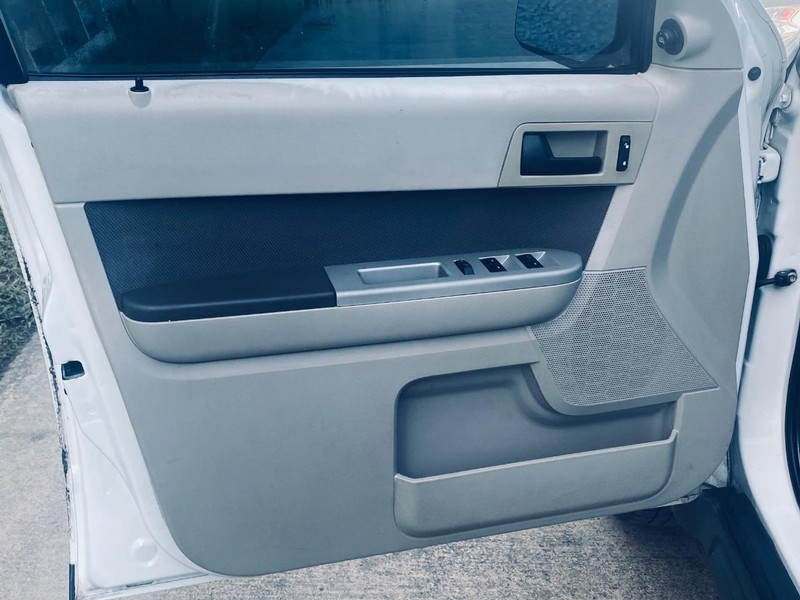 Ford Escape Vehicle Full-screen Gallery Image 11