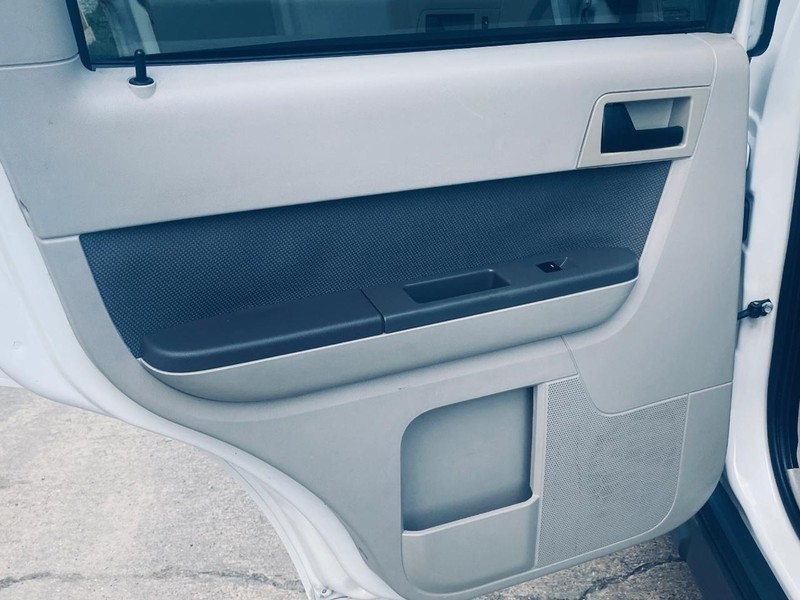 Ford Escape Vehicle Full-screen Gallery Image 13