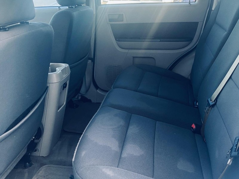 Ford Escape Vehicle Full-screen Gallery Image 14