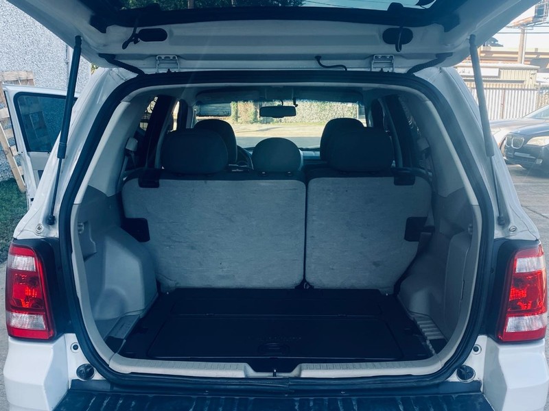 Ford Escape Vehicle Full-screen Gallery Image 16