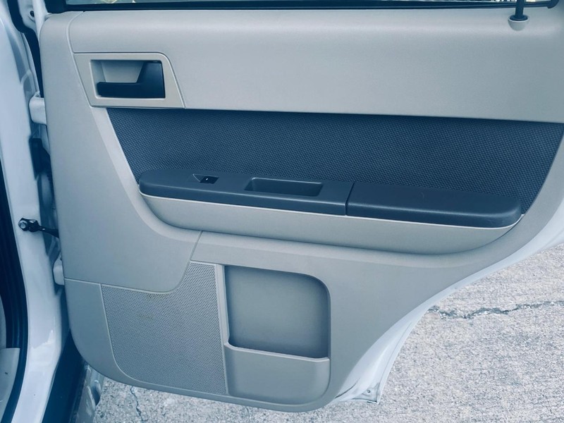 Ford Escape Vehicle Full-screen Gallery Image 17