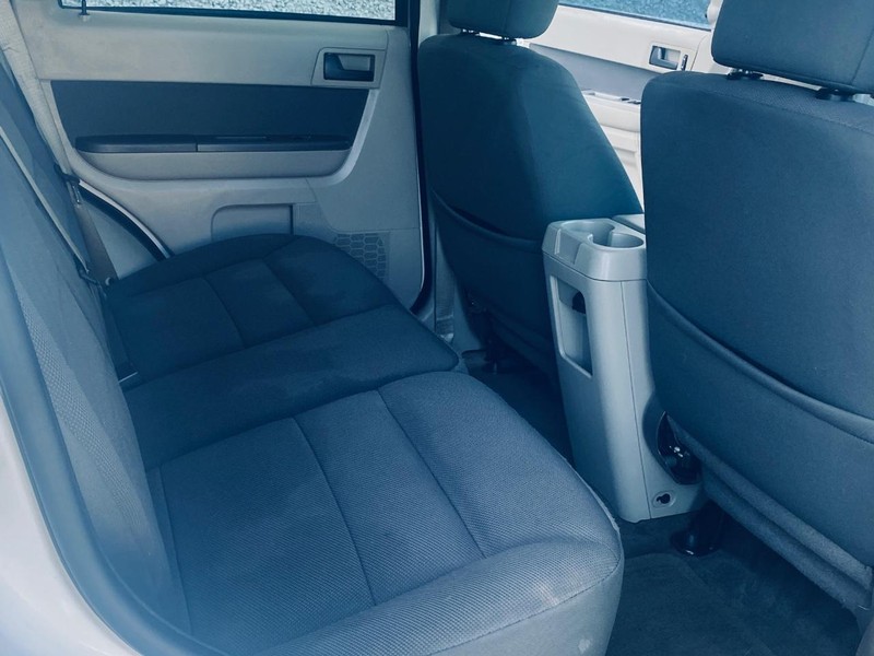 Ford Escape Vehicle Full-screen Gallery Image 18