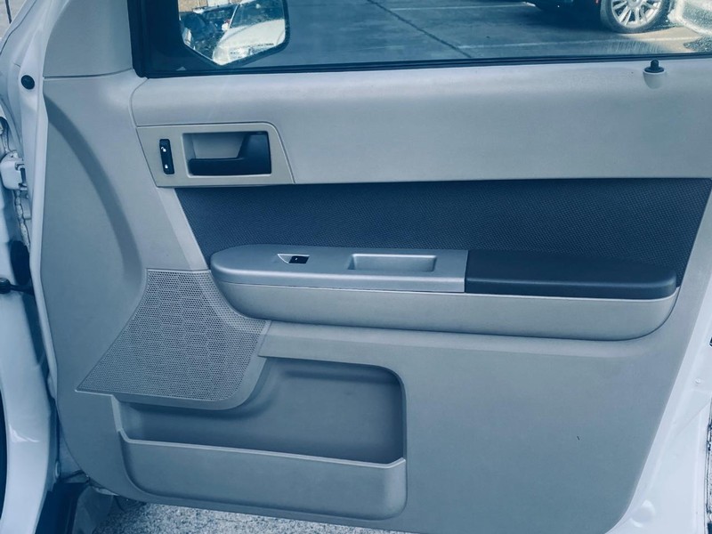 Ford Escape Vehicle Full-screen Gallery Image 19