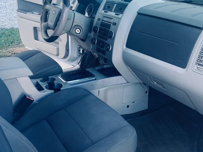 Ford Escape Vehicle Full-screen Gallery Image 21