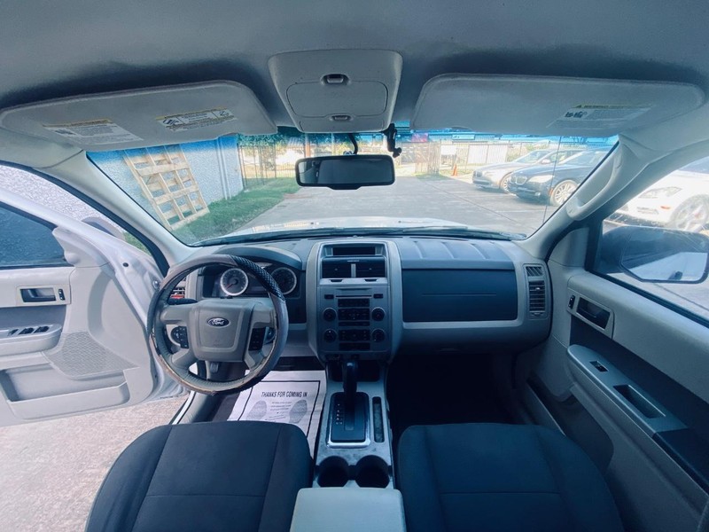 Ford Escape Vehicle Full-screen Gallery Image 22