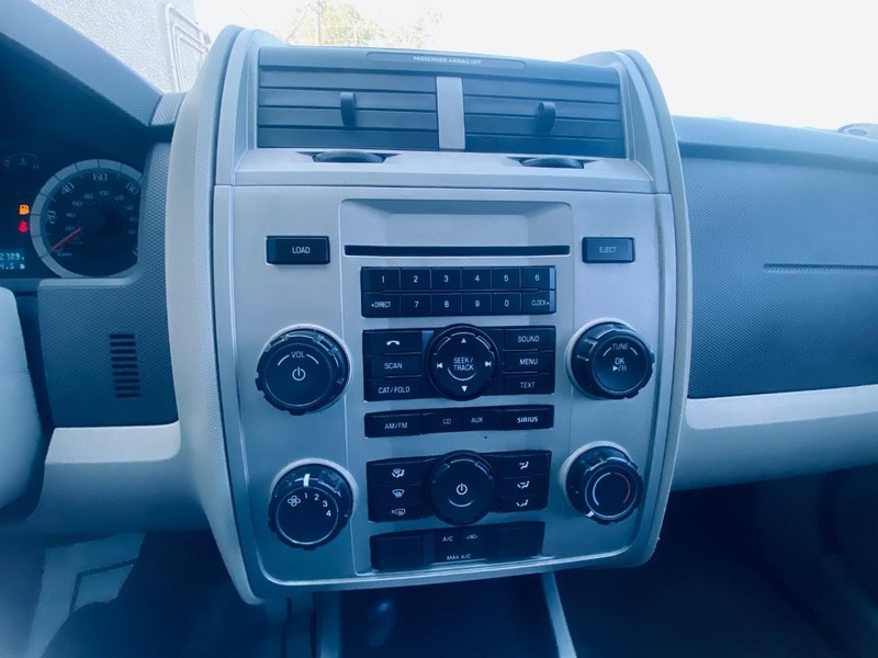 Ford Escape Vehicle Full-screen Gallery Image 24