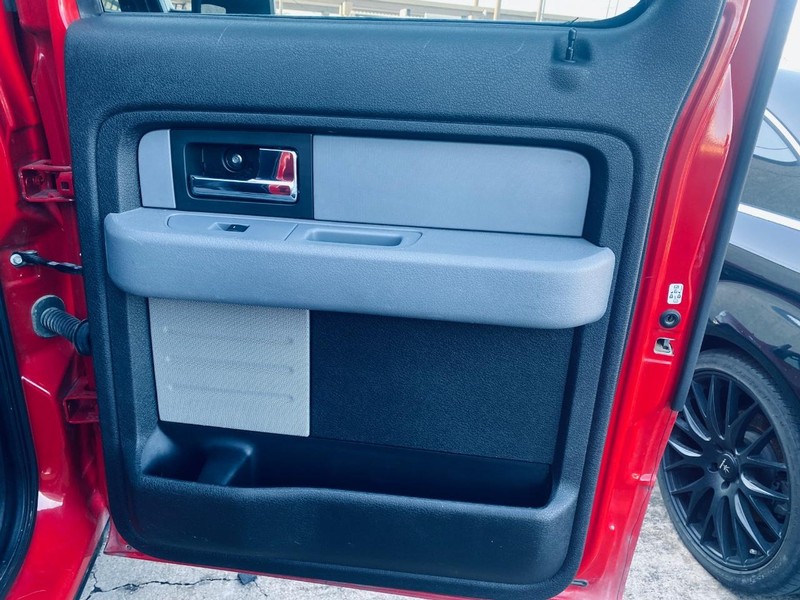 Ford F-150 Vehicle Full-screen Gallery Image 17