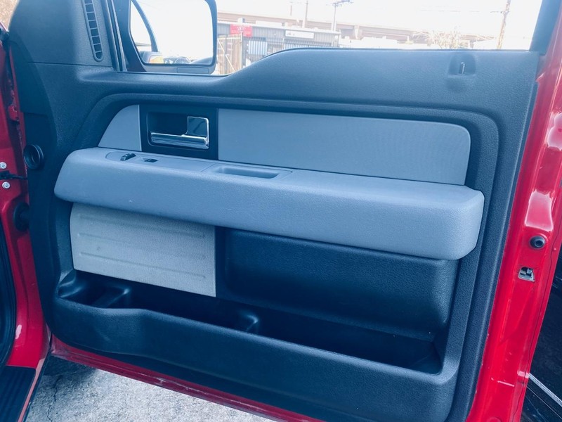Ford F-150 Vehicle Full-screen Gallery Image 19