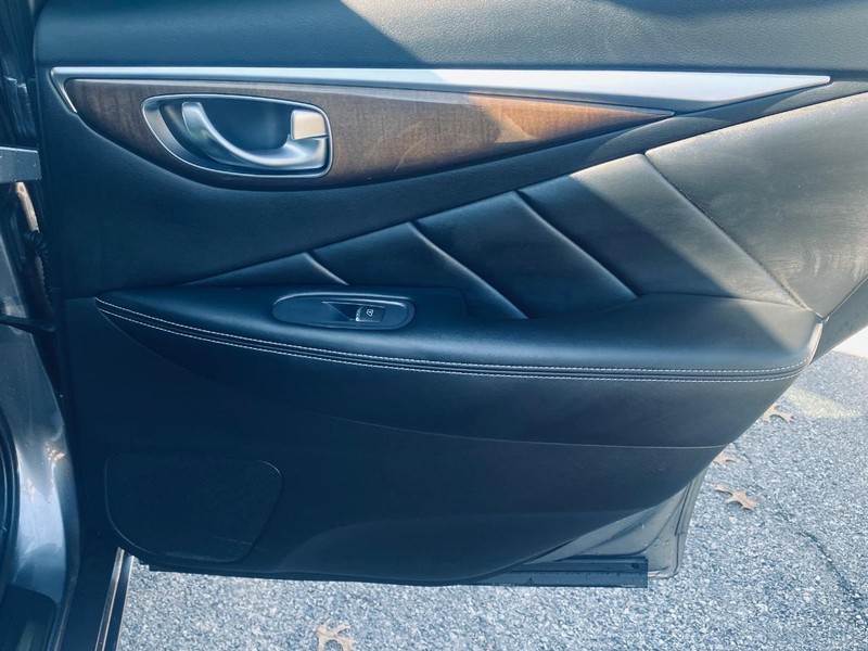 INFINITI Q50 Vehicle Full-screen Gallery Image 17