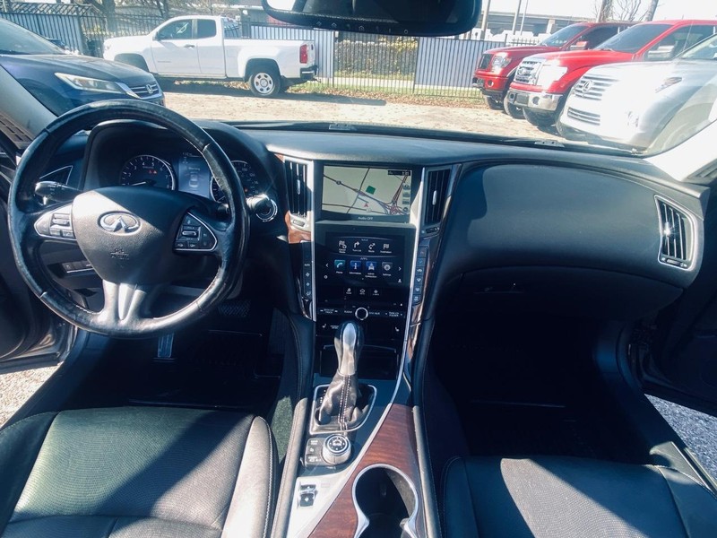 INFINITI Q50 Vehicle Full-screen Gallery Image 24