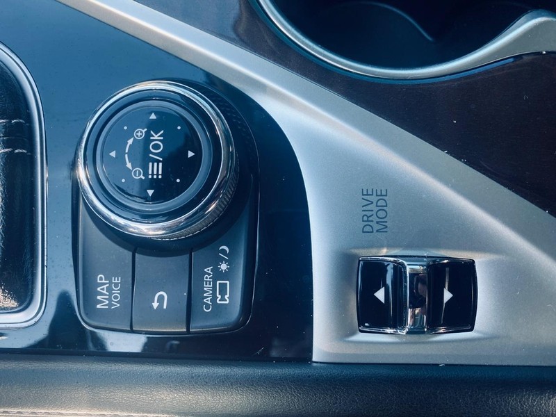 INFINITI Q50 Vehicle Full-screen Gallery Image 25