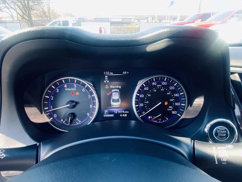 INFINITI Q50 Vehicle Full-screen Gallery Image 27