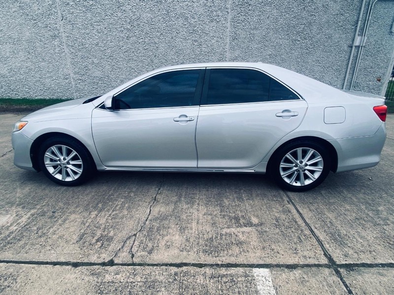 Toyota Camry Vehicle Full-screen Gallery Image 02