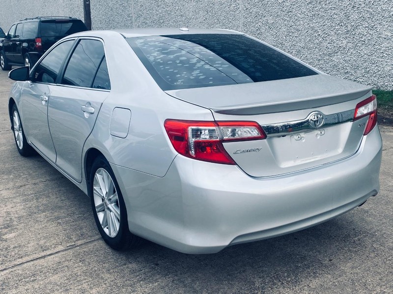 Toyota Camry Vehicle Full-screen Gallery Image 03