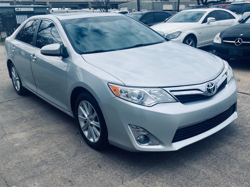 Toyota Camry Vehicle Full-screen Gallery Image 07