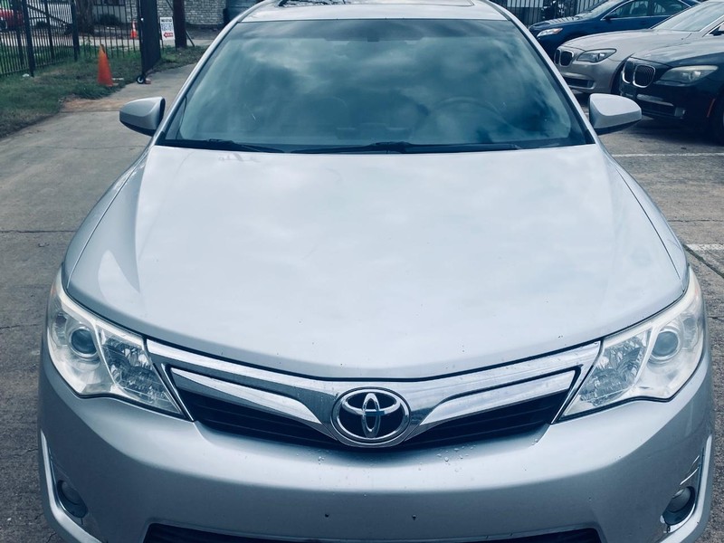 Toyota Camry Vehicle Full-screen Gallery Image 08