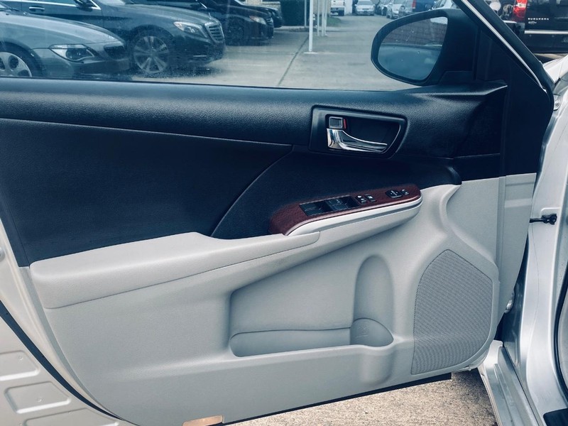 Toyota Camry Vehicle Full-screen Gallery Image 11