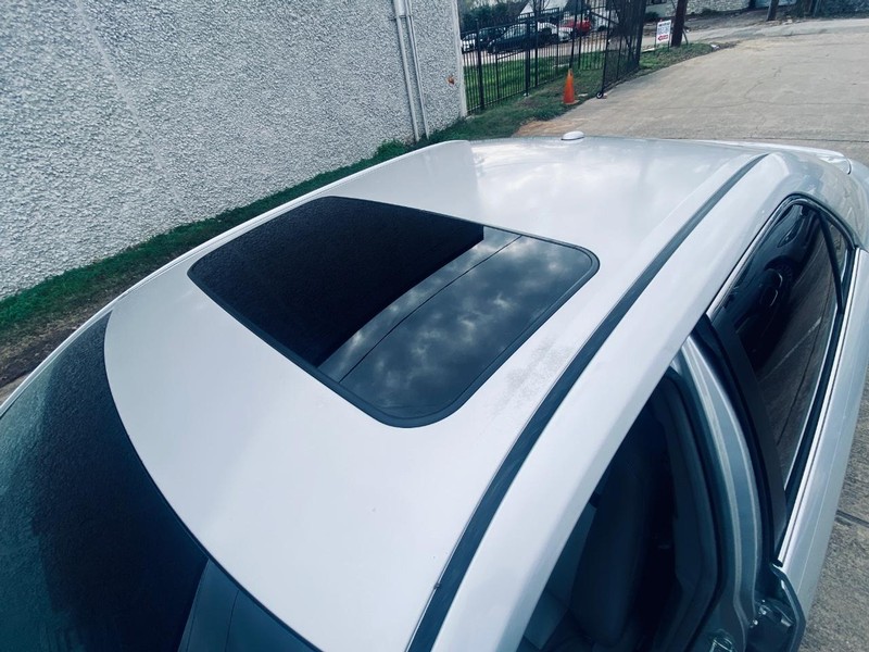 Toyota Camry Vehicle Full-screen Gallery Image 12