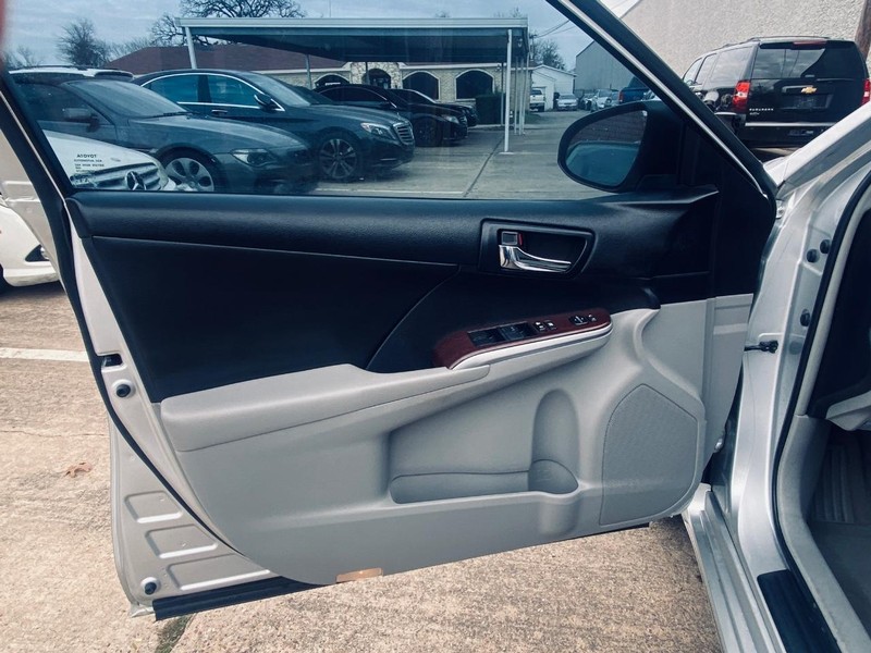 Toyota Camry Vehicle Full-screen Gallery Image 13