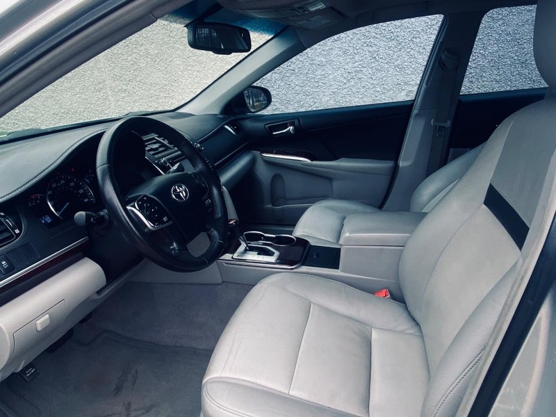 Toyota Camry Vehicle Full-screen Gallery Image 14