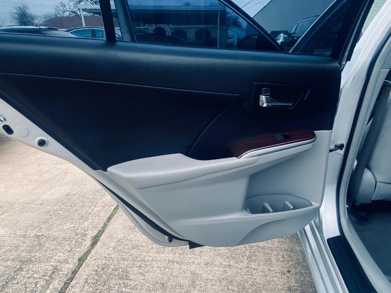 Toyota Camry Vehicle Full-screen Gallery Image 16