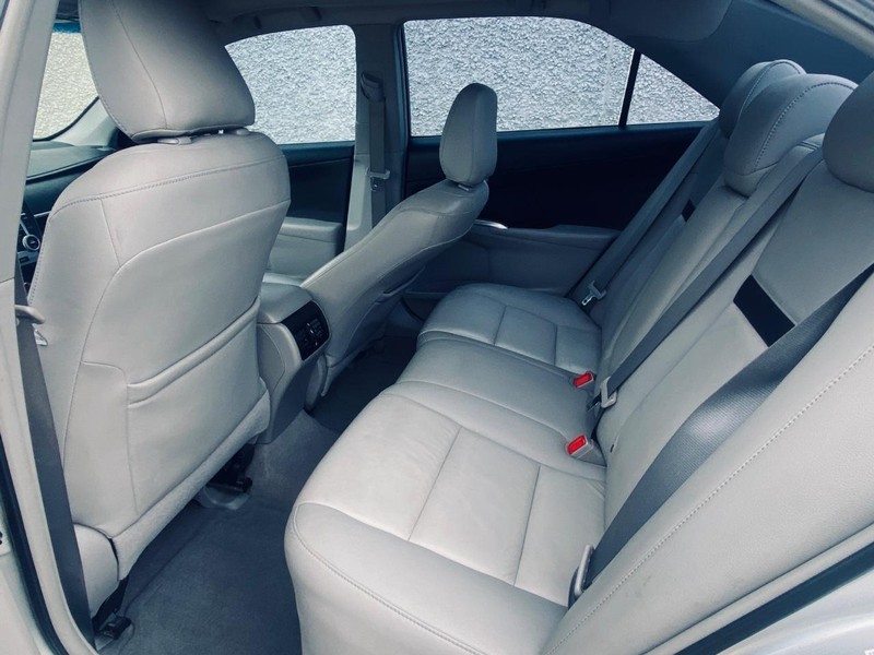 Toyota Camry Vehicle Full-screen Gallery Image 17