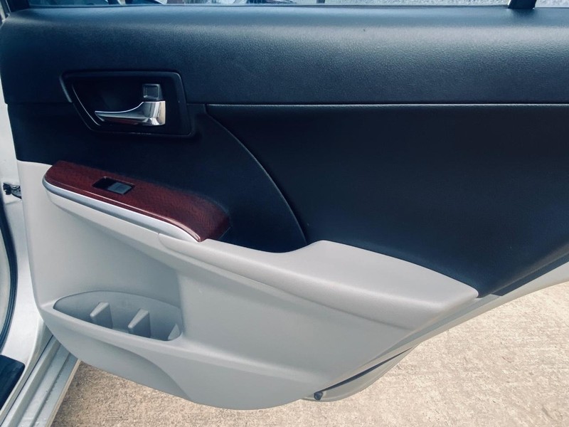 Toyota Camry Vehicle Full-screen Gallery Image 18