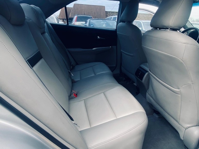 Toyota Camry Vehicle Full-screen Gallery Image 19