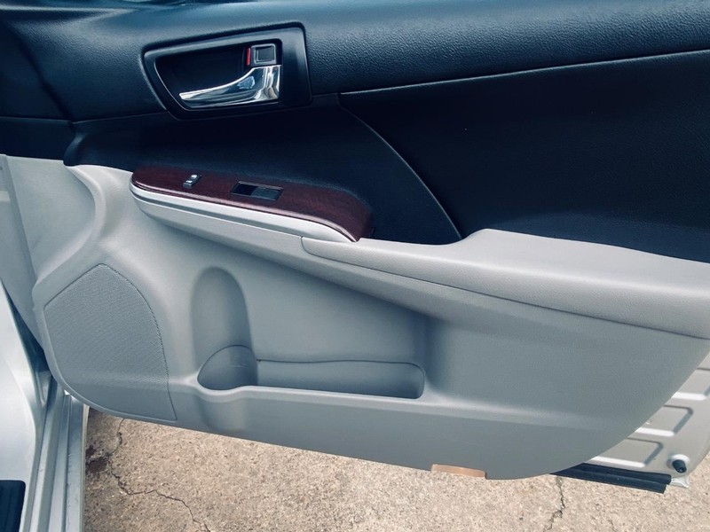 Toyota Camry Vehicle Full-screen Gallery Image 21