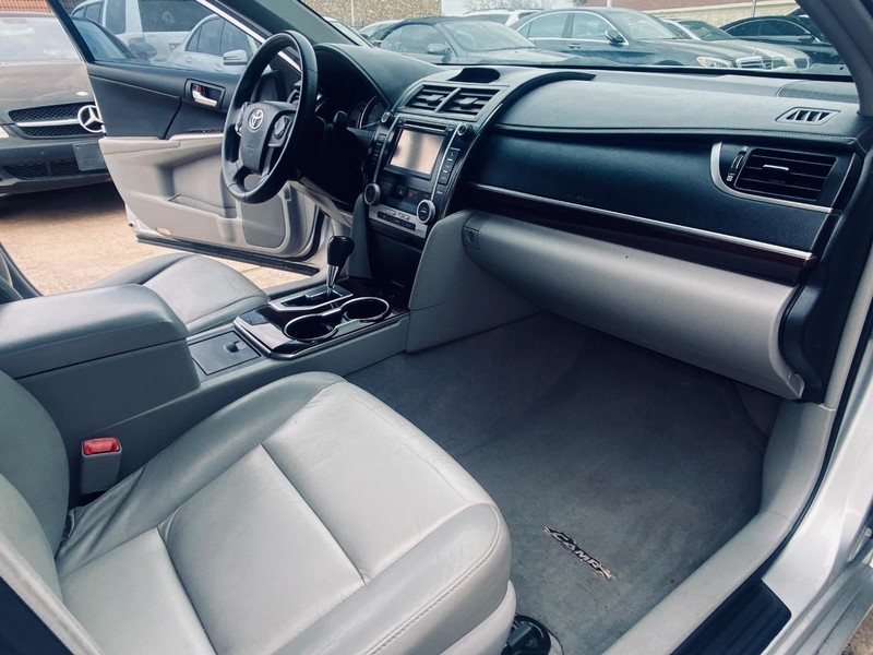 Toyota Camry Vehicle Full-screen Gallery Image 22