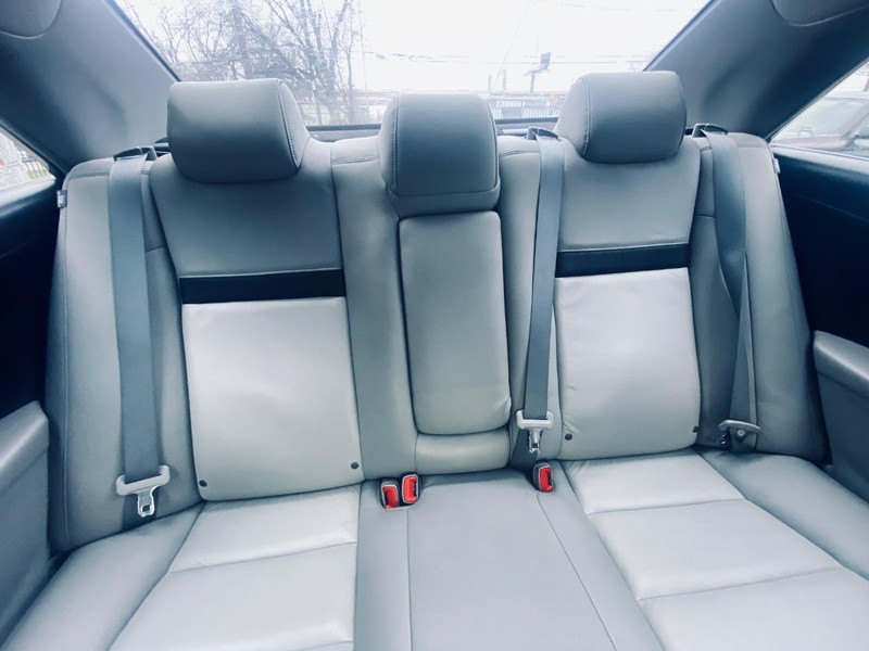 Toyota Camry Vehicle Full-screen Gallery Image 23