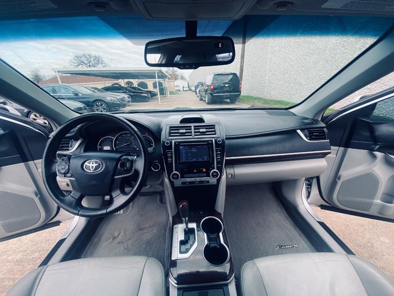 Toyota Camry Vehicle Full-screen Gallery Image 24